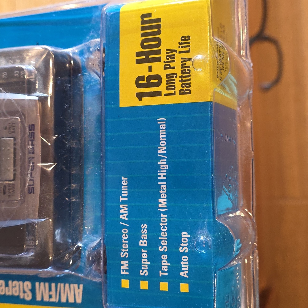 Aiwa HS-TA183 AM/FM Radio Cassette Player And Headphones Sealed NEW - Picture 4 of 5